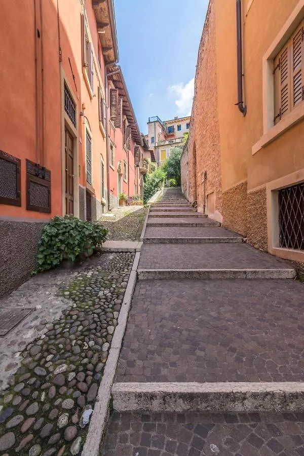 Ponte Pietra No 5 Sulla Romantica Scalinata Verona 0*,